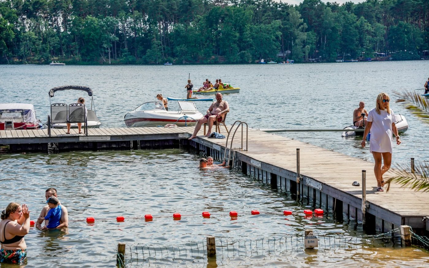 Plaża, pomost i scena