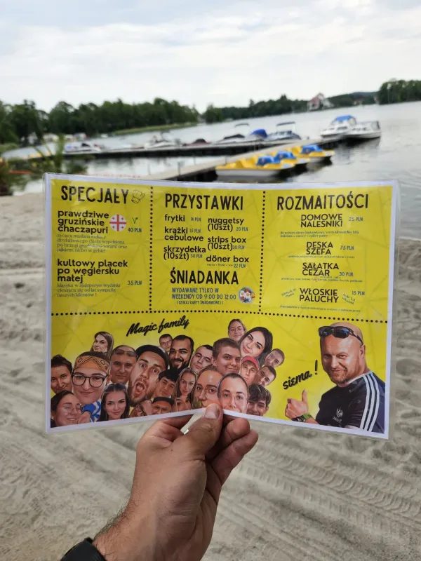 Magic Camping nad jeziorem o zmierzchu