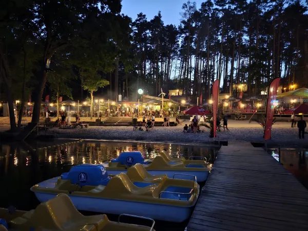 Magic Camping nad jeziorem o zmierzchu