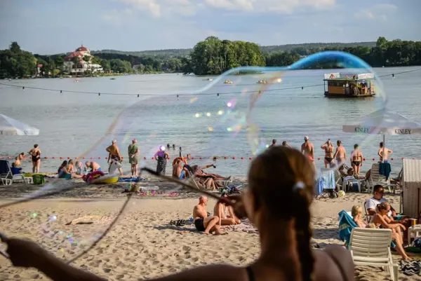 Magic Camping nad jeziorem o zmierzchu