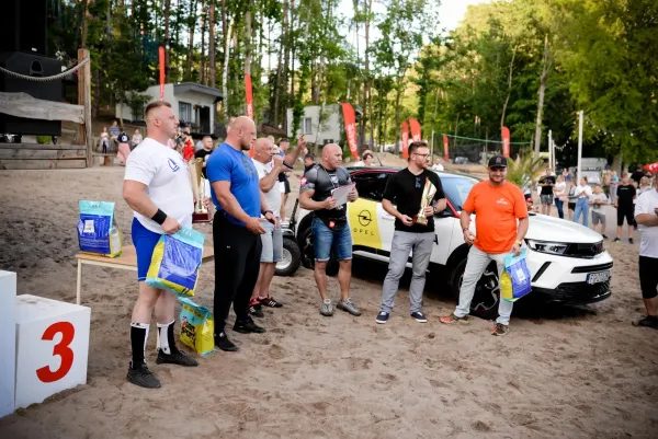 Magic Camping nad jeziorem o zmierzchu