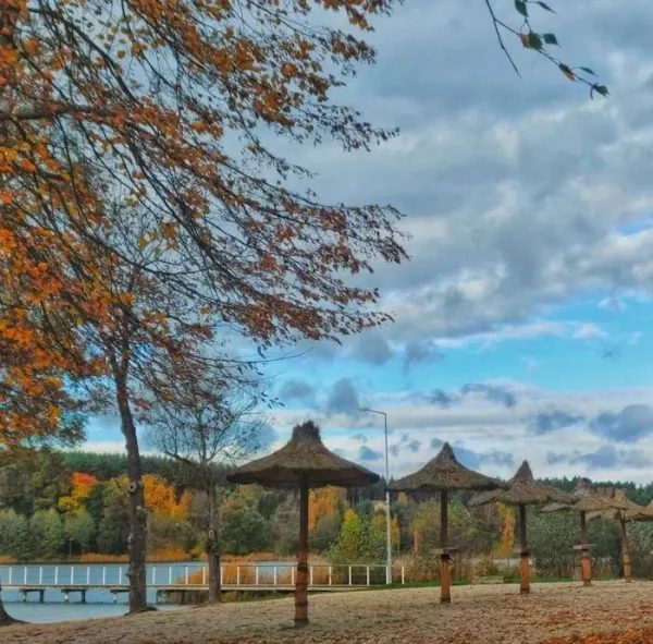 Plaża, pomost i scena Magic Camping Lubniewice