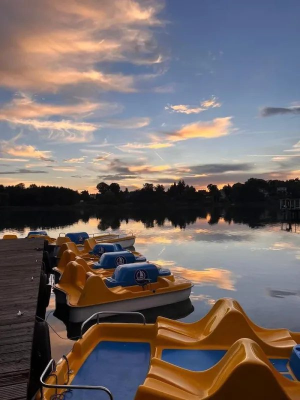 Plaża, pomost i scena Magic Camping Lubniewice