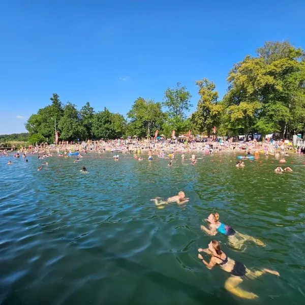 Plaża, pomost i scena Magic Camping Lubniewice